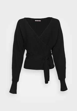 Top en tricot noir, doté d'un décolleté en V, de manches longues et d'une ceinture à nouer. Le matériau a une texture côtelée avec des poignets ajustés.