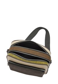 Kolorowa torba na zamek z brązową, teksturowaną podstawą, ozdobiona poziomymi paskami w kolorze oliwkowej zieleni, beżu i brązu oraz materiałowym paskiem na ramię.