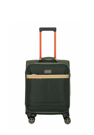 Valise en coque souple vert foncé avec des rayures beige et orange, poignée télescopique orange et quatre roues multidirectionnelles.