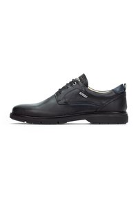 Soulier habillé en cuir noir avec une finition lisse, fermeture à lacets, design minimaliste, petit talon et accent bleu contrastant au talon.