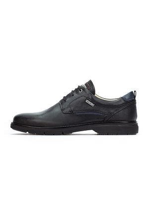 Zapato de vestir negro de cuero con un acabado suave, cierre con cordones, diseño minimalista, tacón bajo y un contraste azul en el tacón.