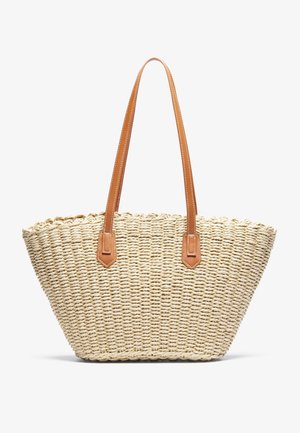 Geflochtene beige Strohtasche mit breitem Körper und zwei langen cognacfarbenen Ledergriffen mit sichtbaren Nähten.