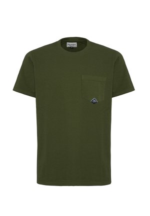 T-shirt in cotone verde oliva con collo rotondo, maniche corte, taschino sul petto e una piccola toppa a forma di triangolo sulla tasca.
