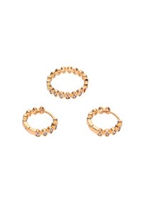 Gouden hoepel oorbellen met heldere edelstenen, met een ronde en gestructureerde vorm, verkrijgbaar in drie maten.