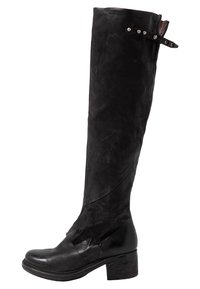 Botas altas de cuero negro con textura suave, con punta redondeada, tacón cuadrado y detalles decorativos de botones en el lateral.