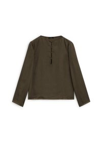 Blouse à manches longues de couleur vert olive, fabriquée en tissu doux. Elle présente un col rond et une fermeture au dos avec cinq boutons.