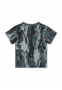 Korte mouwen t-shirt in donkergrijs met een abstract patroon in blauw, groen en rood. Zachte stof met een ronde hals en een normale pasvorm.