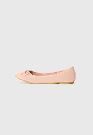 Ballerine en matériau synthétique rose clair avec un bout arrondi, ornée d'un petit nœud et d'une semelle flexible.