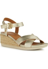 Sandali wedge metallici dorati con cinturini incrociati, cinturino alla caviglia regolabile e piattaforma in stile juta intrecciata. Texture liscia, design con punta aperta.