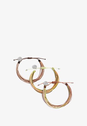Tres pulseras ajustables hechas de cuerdas multicolores en marrón, verde y beige, con acentos metálicos y cierres de nudos deslizantes.