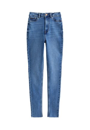 Jeans de mezclilla azul de tiro alto con un ajuste Slim, cinco bolsillos y costuras en color marrón claro, con cierre frontal de botón y cremallera.