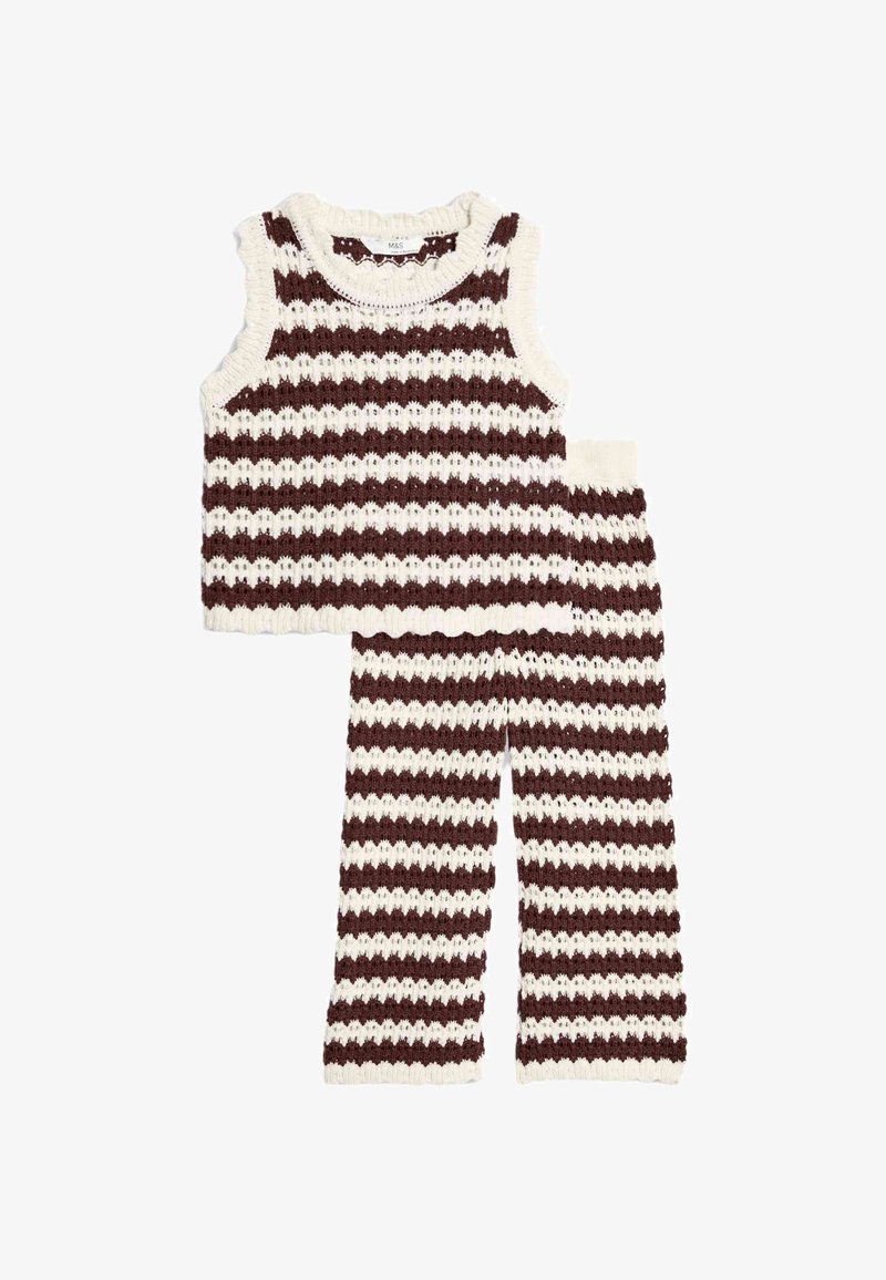 Pletený set obsahující bezrukávový top a kalhoty v krémových a tmavě hnědých pruzích. Texturovaná látka s žebrovanými okraji a otevřeným pletením.