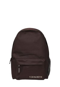 Zaino in tessuto marrone scuro con tasca frontale con zip, tasca laterale in rete e logo "TERRANOVA" in bianco nella parte inferiore. Design con parte superiore arrotondata.