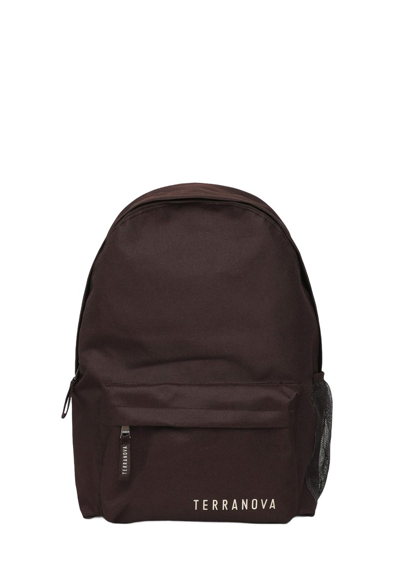 Zaino in tessuto marrone scuro con tasca frontale con zip, tasca laterale in rete e logo "TERRANOVA" in bianco nella parte inferiore. Design con parte superiore arrotondata.