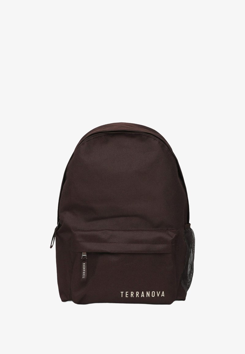 Ciemnobrązowy plecak z materiału z zamykaną na zamek przednią kieszenią, siatkową boczną kieszenią oraz białym logo "TERRANOVA" na dole. Zaokrąglony kształt u góry.