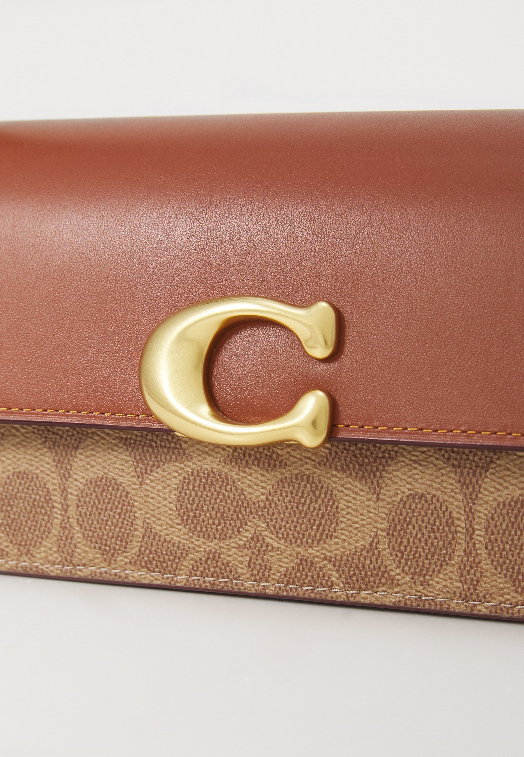 COACH ZOE SHOULDER BAG IN SIGNATURE CANVAS - Bolso de mano - tan