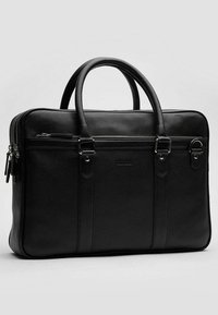 Sort læder laptop taske med tekstureret finish, dobbelte top-håndtag og flere lynlåslommer til organiseret opbevaring.