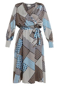 Wikkeljurk met een geometrisch patchworkpatroon in blauw, zwart en beige, met lange mouwen, een strikceintuur en een soepele stofstructuur.