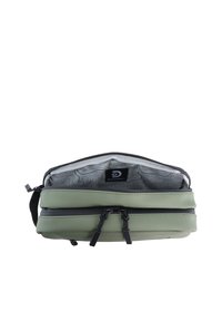 Borsa verde con zip e due scomparti, caratterizzata da un esterno liscio e un interno grigio chiaro a motivo con etichetta logo.