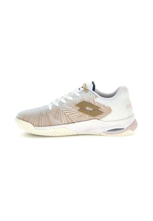 Witte en beige lage sportschoen met een patroon, witte veters en een dikke gevoerde zool op een witte achtergrond.