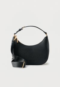 Μαύρη τσάντα χιαστί από δέρμα με υφή χαλικιού σε σχήμα ημισελήνου, με ρυθμιζόμενο λουράκι και εξαρτήματα σε χρυσαφί τόνο, κλείσιμο με φερμουάρ στην κορυφή, με ανάγλυφο λογότυπο της μάρκας.