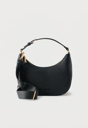 Sac à main en cuir noir granuleux en forme de croissant avec bandoulière réglable et ferrures dorées, fermeture zippée sur le dessus, logo de la marque embossé.