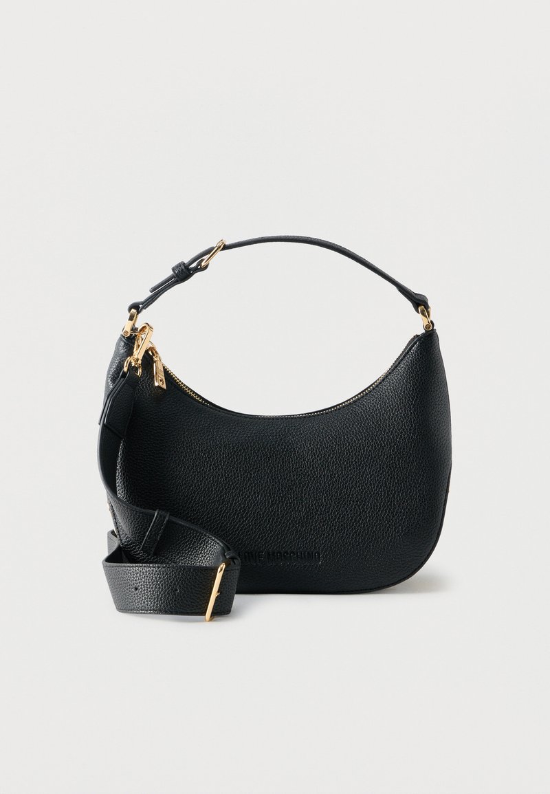 Čierna kožená kabelka v tvare polmesiaca s nastaviteľným popruhom a kovovými zlatými detailmi, zapínaním na zips na vrchu, vyrazeným logom značky.
