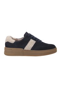 Sneaker in suede blu navy con colletto in pelliccia sintetica crema e strisce laterali. Presenta suola in gomma marrone e lacci blu. Design piatto, stile casual.