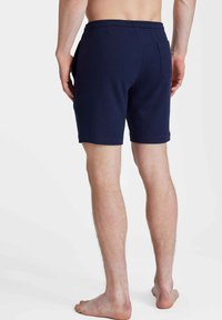 Shorts en coton bleu marine avec une taille élastique, des poches latérales et une poche arrière. Design mi-long avec une texture lisse.
