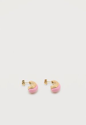 Gouden en roze oorknopjes in de vorm van een halve maan met achterkanten met pin, op een witte achtergrond.