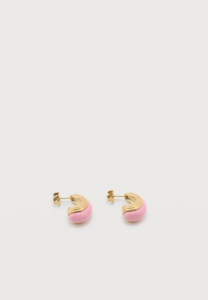 Χρυσά και ροζ σκουλαρίκια σε σχήμα ημισελήνου με καρφάκια, σε λευκό φόντο.