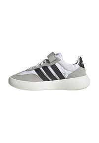 Sneaker grigia e bianca con una tomaia in suede texture e sintetico liscio, caratterizzata da tre strisce nere, chiusura a lacci e collare imbottito.