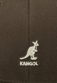Cappello marrone realizzato in tessuto testurizzato, con un logo di canguro ricamato in bianco e la scritta "KANGOL" sottostante.