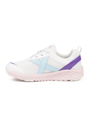 Zapatilla deportiva blanca con diseño de "X" azul claro, tira morada en el talón, parte superior de malla y suela texturizada rosa claro, vista de lado.