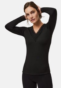 Camiseta negra de manga larga con escote en V, detalles de encaje en el escote y los puños, diseño ajustado, textura suave y tela lisa.