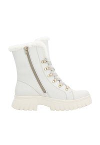 Weiße Knöchelstiefel mit Kunstfellbesatz, strukturiertem Leder, seitlichen Reißverschlüssen, goldenen Beschlägen und einer klobigen Sohle mit geriffeltem Design.