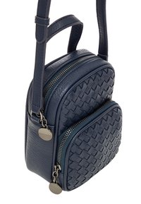 Borsa a tracolla in pelle blu navy con texture intrecciata, due scomparti con zip e dettagli in metallo. Include una tracolla regolabile.