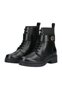 Botas de cuero negro hasta el tobillo con cordones, paneles laterales elásticos, detalle de logotipo en tono dorado, suela robusta y un acabado suave.