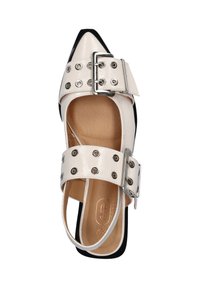 Witte gepatineerde leren schoen met zilveren gesp en accentgrommets. Puntige neus en zwarte hak. Open achterkant ontwerp met platte zool.