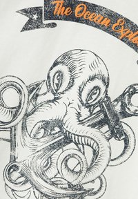 Tela blanca con una ilustración detallada en negro de un pulpo, con tentáculos en espiral y un tema náutico, acentuada con texto naranja.