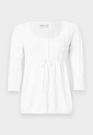 Pulover alb, tricotat, cu decolteu rotund, mâneci trei sferturi, model cu împletitură în relief, închidere cu nasturi și detaliu cu cordon în talie.