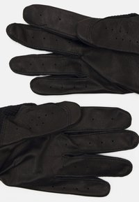 Sorte læderhandsker med en tekstureret overflade, perforeret design på fingrene og en mesh-bagside for åndbarhed. Fleksibel pasform.