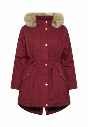 Burgunder farvet parka med faux fur hætte, snøre i taljen og trykknapper. Har to sidelommer og en længere bagkant for dækning.