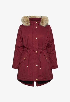 Bordeaux parka met nep-bont capuchon, trekkoorden in de taille en drukknoopsluiting. Voorzien van twee zijzakken en een langere achterkant voor extra bedekking.