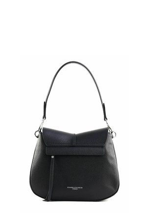 Sac bandoulière en cuir noir avec large rabat, poignée supérieure, fermoirs argentés et logo « Gianni Chiarini Firenze » sur le devant.