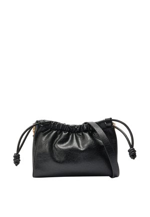 Czarna skórzana torebka z zebranym wierzchem i zapięciem na sznurek. Charakteryzuje się gładką fakturą oraz smukłym, regulowanym paskiem. Złote akcenty metalowe.