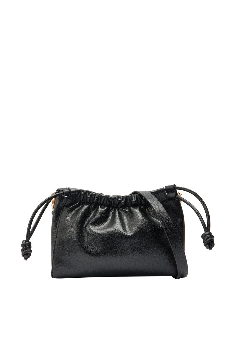 Czarna skórzana torebka z zebranym wierzchem i zapięciem na sznurek. Charakteryzuje się gładką fakturą oraz smukłym, regulowanym paskiem. Złote akcenty metalowe.