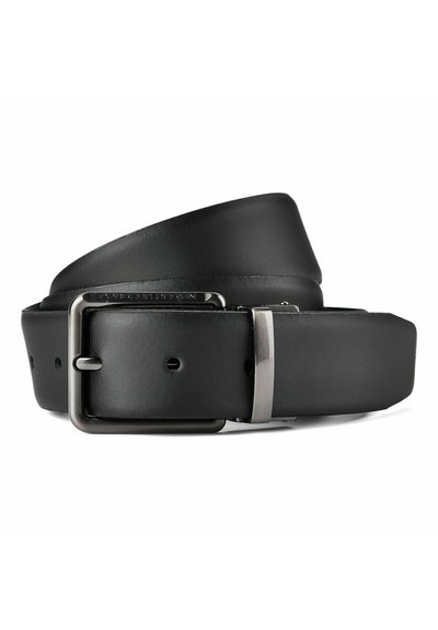 Cinturón de cuero negro con hebilla metálica rectangular con grabado "Porsche Design", enrollado sobre un fondo blanco.