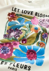 Next FLOWER SEQUIN  - Nyomott mintás póló - ecru