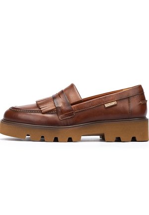 Mocasines de cuero marrón con un acento de cuadros y una suela de goma gruesa y texturizada. Presenta un tacón bajo y un diseño de punta redondeada.